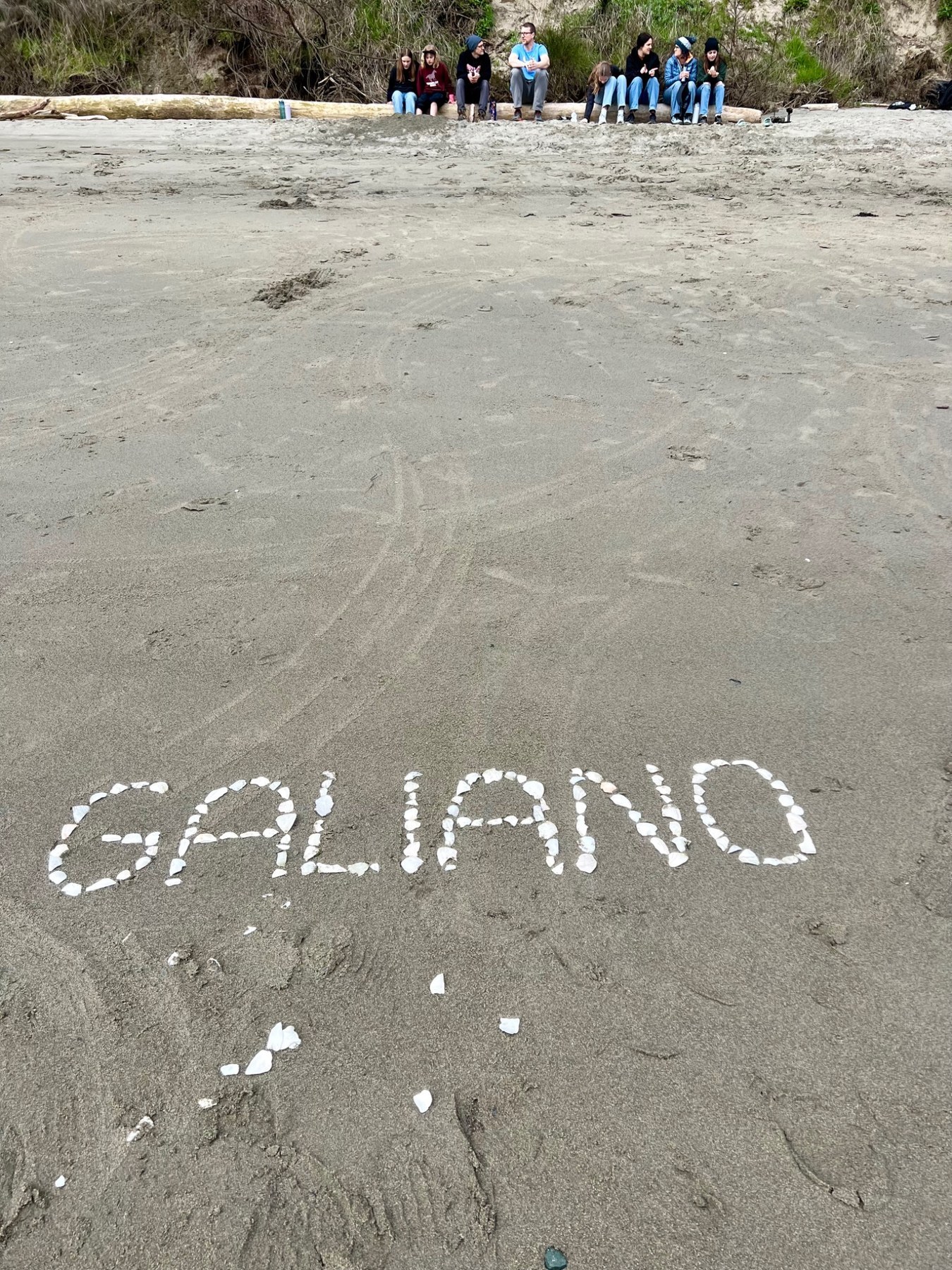 浜辺に貝殻で作ったGALIANOの文字
