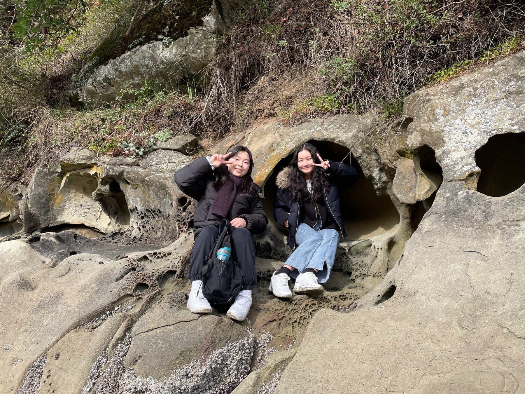 海辺の特徴的な岩場で撮った写真